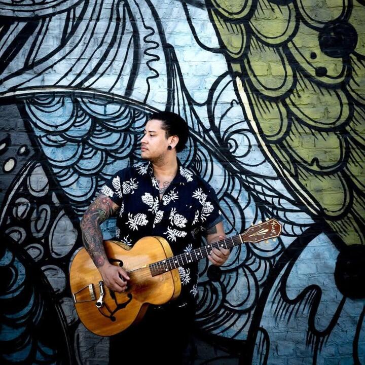 Hij brengt zijn beste songs mee en geeft jullie een mengeling van Blues en Americana.
