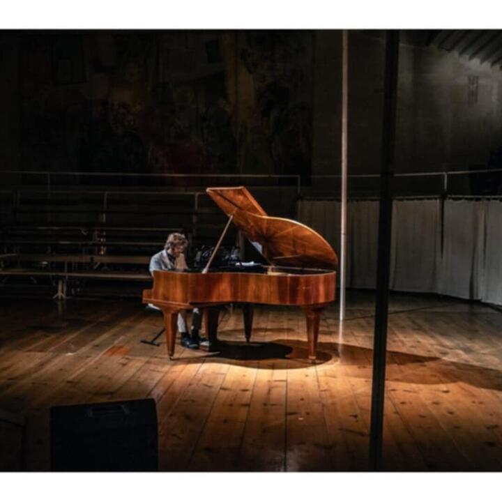 Déjan Vercauteren aan de piano