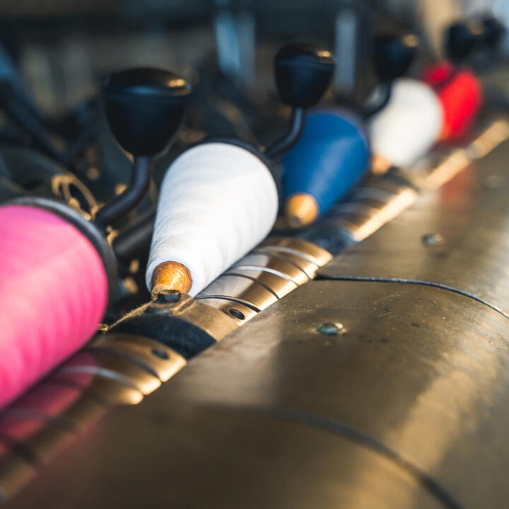 werkende de bobijnmolens en weefgetouwen in het Industriemuseum