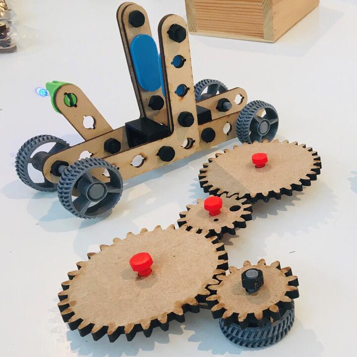 Tinkeren met tandwielen, moeren en bouten