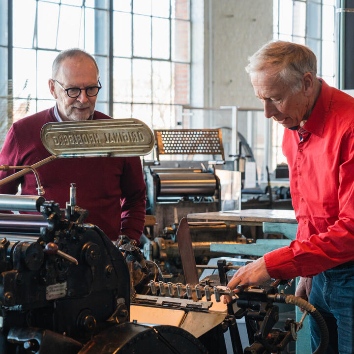 gepassioneerde drukkers aan het werk in de museumdrukkerij