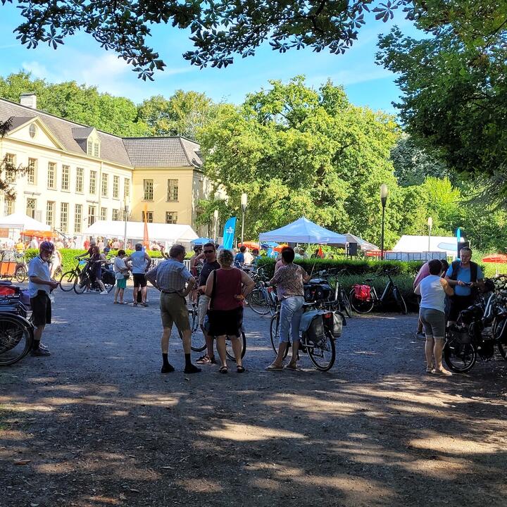 mensen met fiets klaar om te vertrekken op tocht