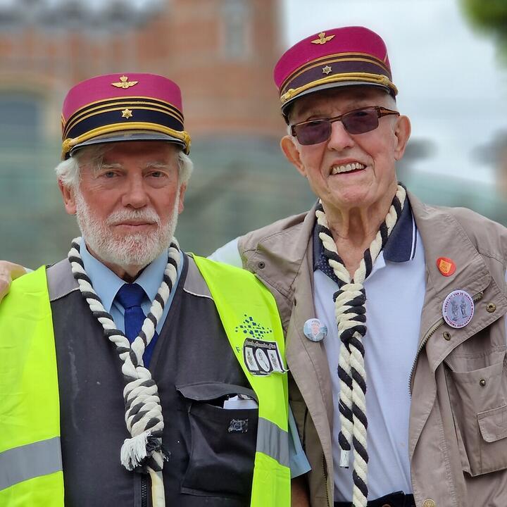 'Reuzen T'Jenne de strop en stationschef onder de luifel van Sint- Pietersstatie'