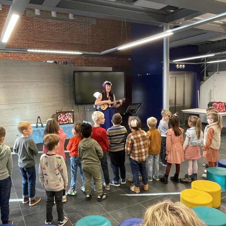 Fabelfee met ukulele en luisterende kindjes
