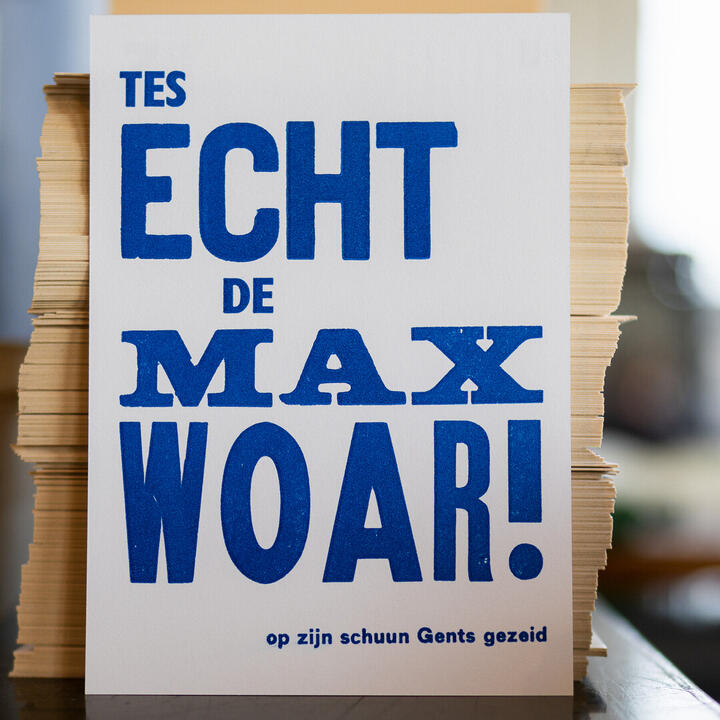 Gentse spreuken of woorden drukken in de drukkerij van het Industriemuseum