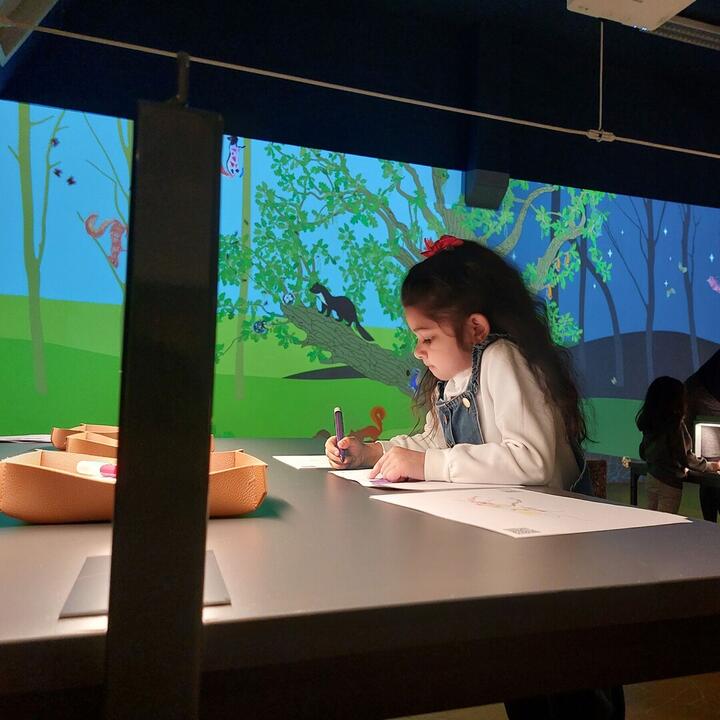Een meisje in de nieuwe expo Boomvol in Kina