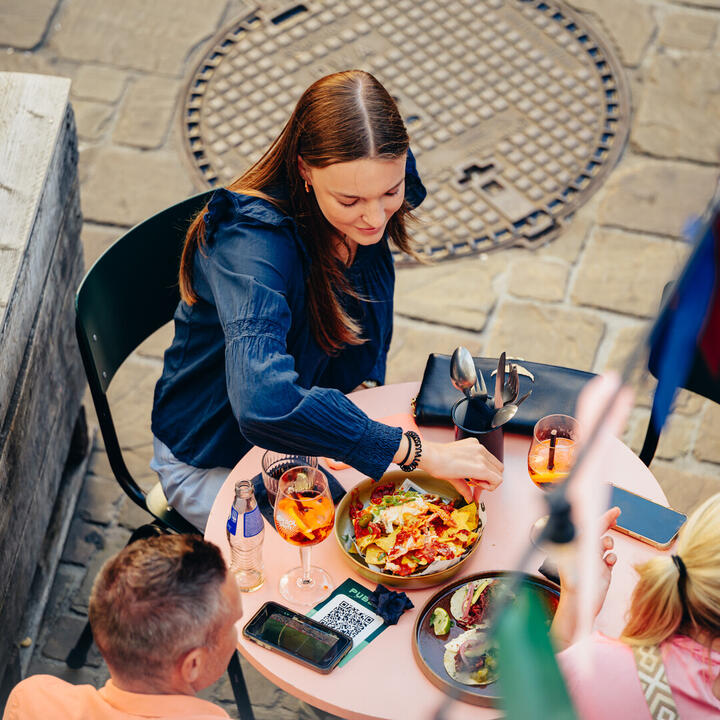 Apéro'en op het terras van PUBLIKA met zicht op de stadshal