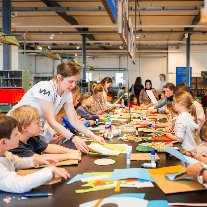 inloopworkshop feestmasker of -collage maken