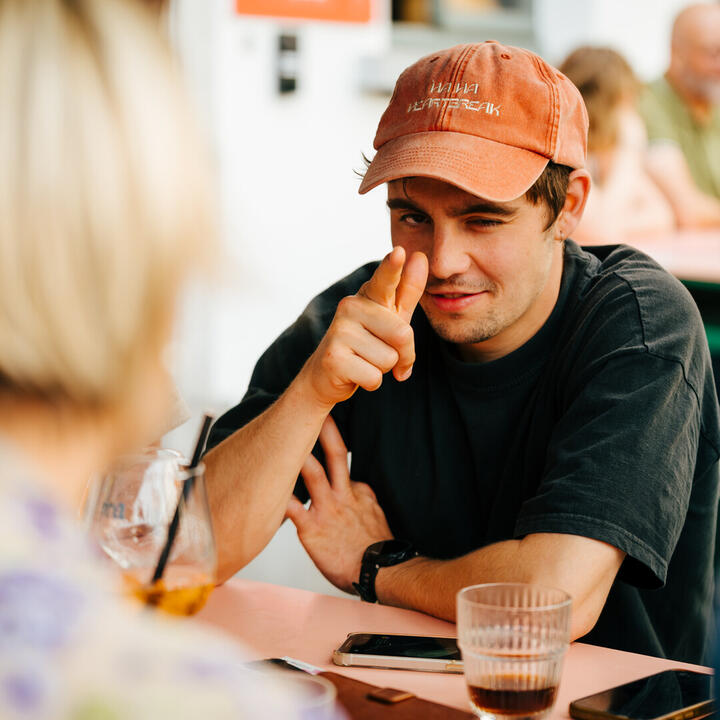 Aan de helft van de GF, rustig iets komen drinken of eten in PUBLIKA