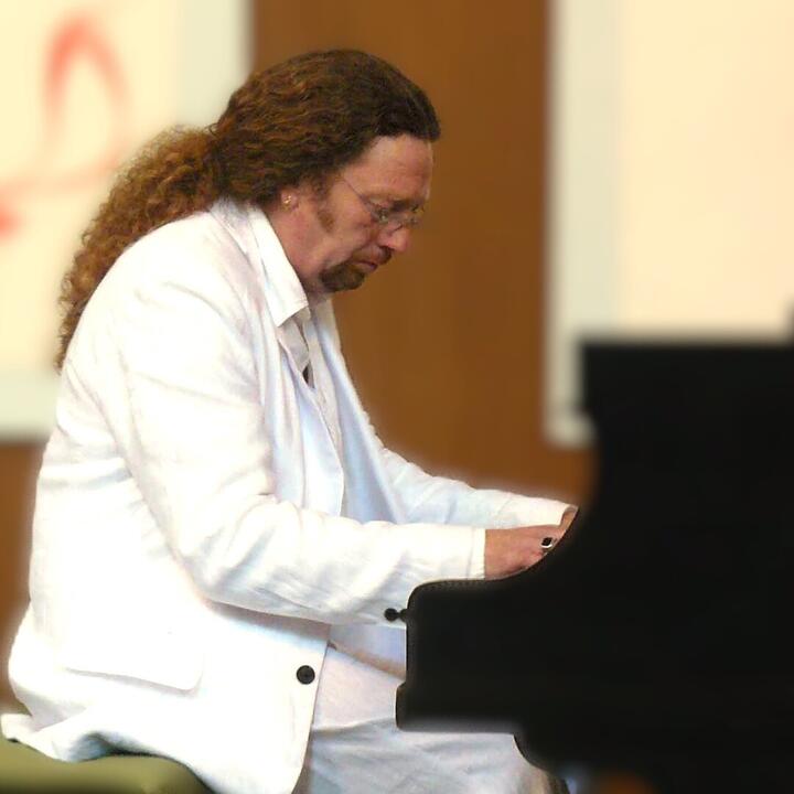 Rudy De Sutter aan de piano