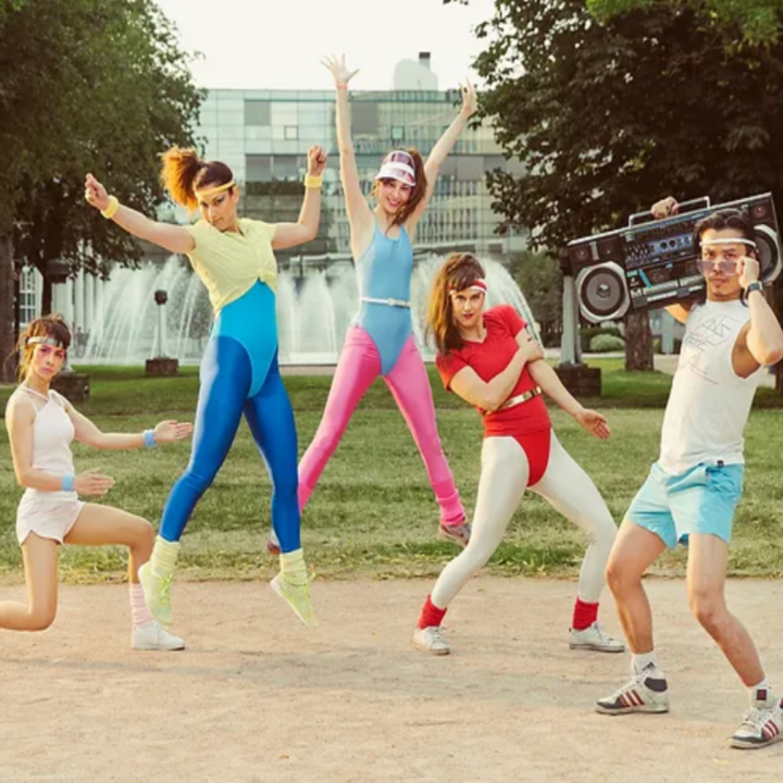 De lesgevers van 80' aerobics in kledij uit de jaren 80