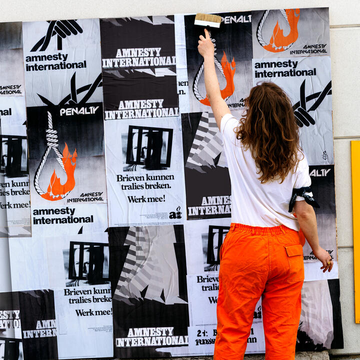 Affiche voor de expo 'Amnesty International: 65 jaar strijd voor mensenrechten'