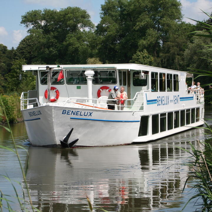 Benelux-boot op de Leie in Sint-Martens-Latem