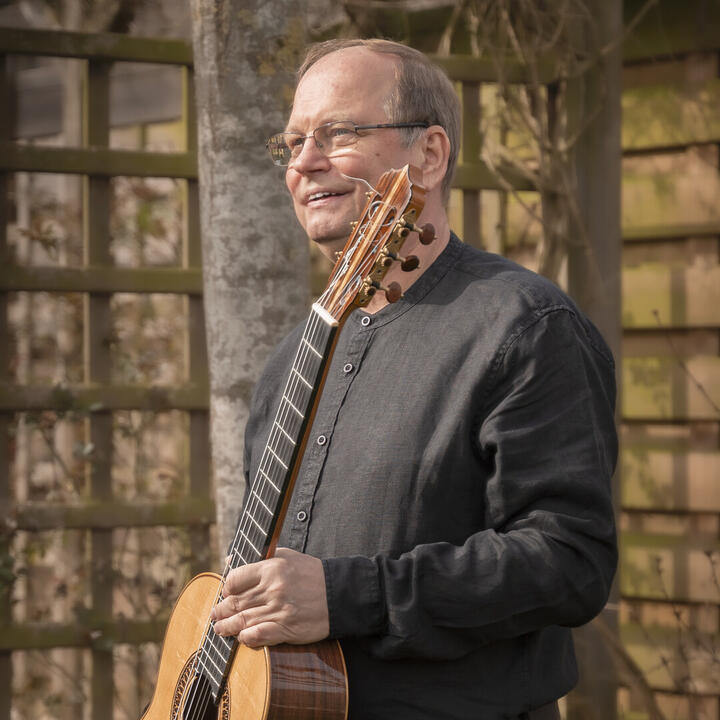 Bart Roose met gitaar