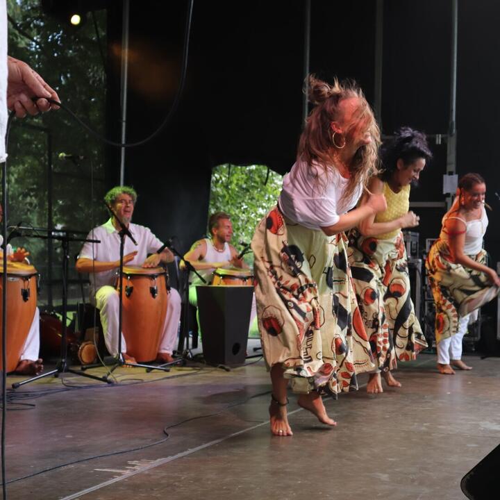 3 dansende Cubaanse vrouwen en 4 percussionisten