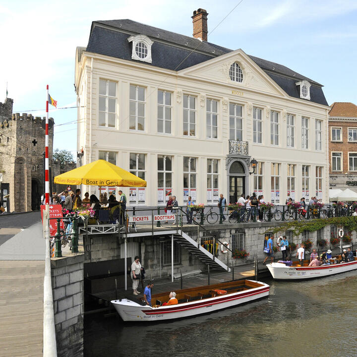 Aanlegsteiger boat in Gent
