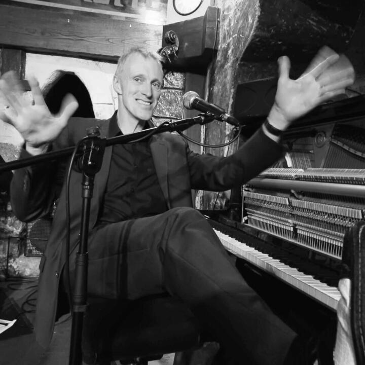 man aan de piano