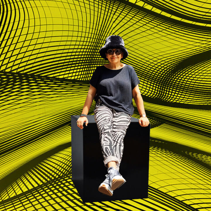 vrouw op een box voor een geel-zwarte psychedelische achtergrond