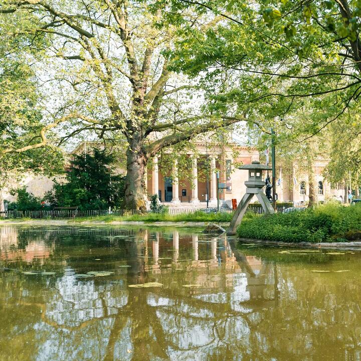 Zicht op het Museum voor Schone Kunsten Gent vanuit het Citadelpark.