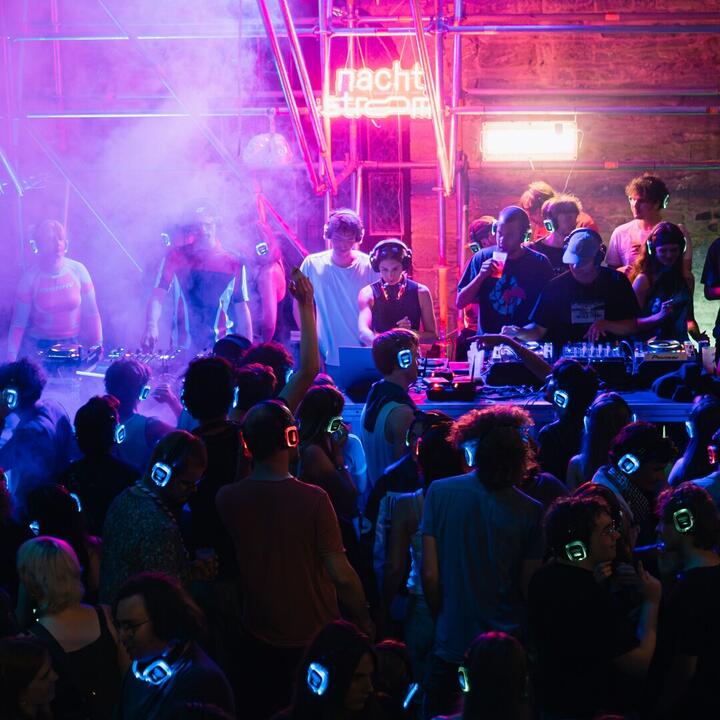 YART podium met DJ