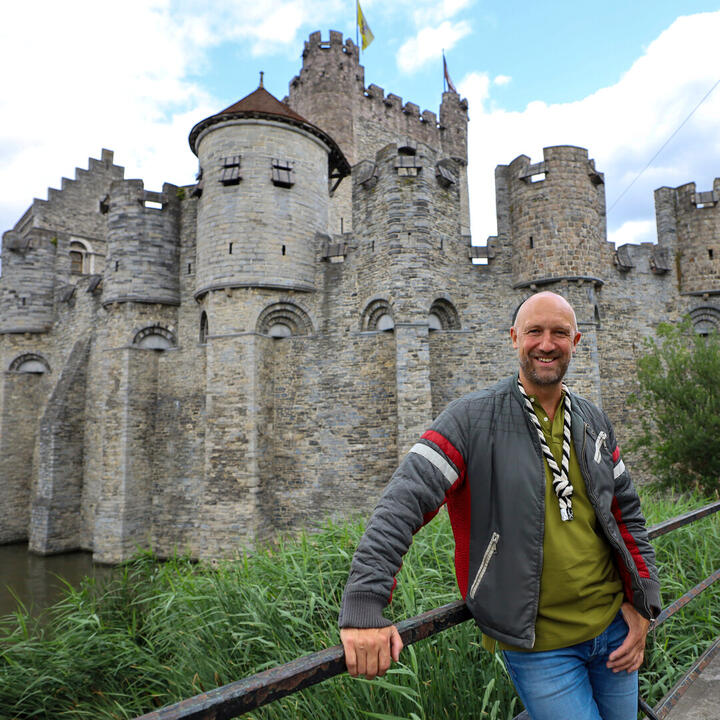 Gids tijdens de flikkenwandeling aan Gravensteen
