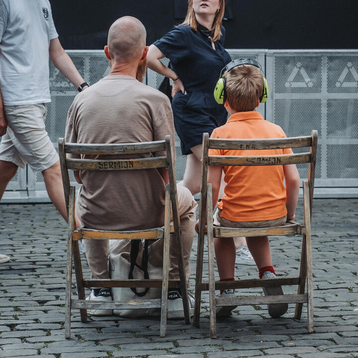 vader en zoon wachten voor podium