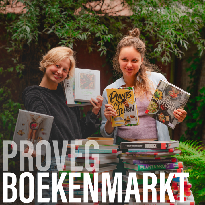 Twee jonge vrouwen een stapel kookboeken presenteren