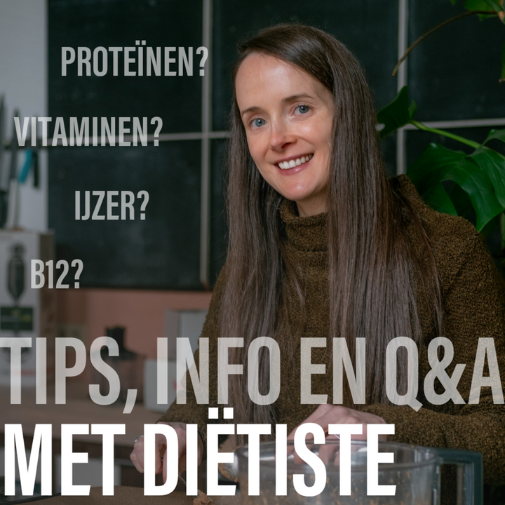 Evelyne Mertens glimlacht naar camera terwijl ze kookt