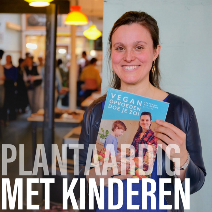 Stéphanie Van Damme stelt glimlachend haar boek voor