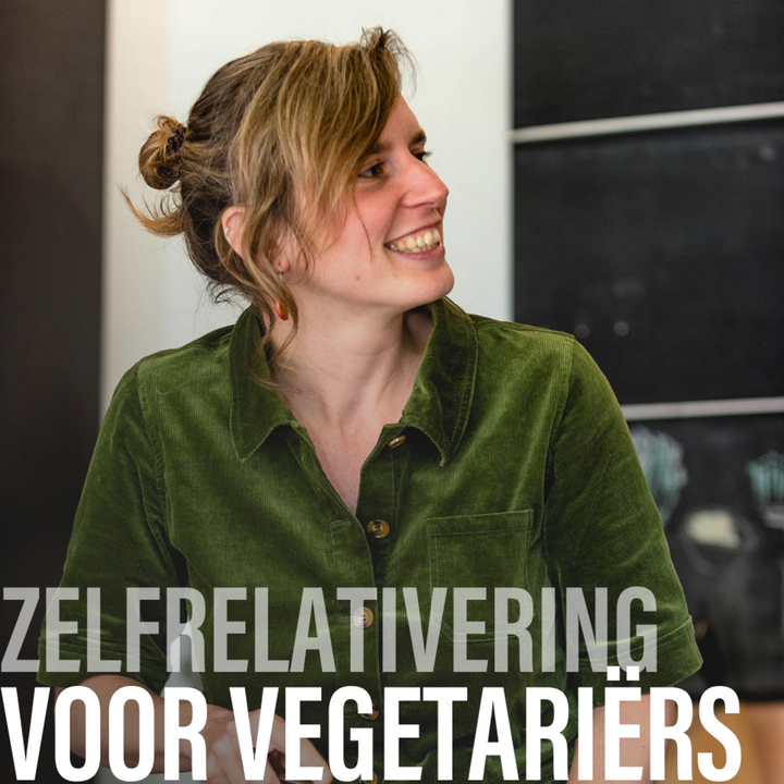 Fien Louwagie, lachend in een groen kleed in de keuken van ProVeg.