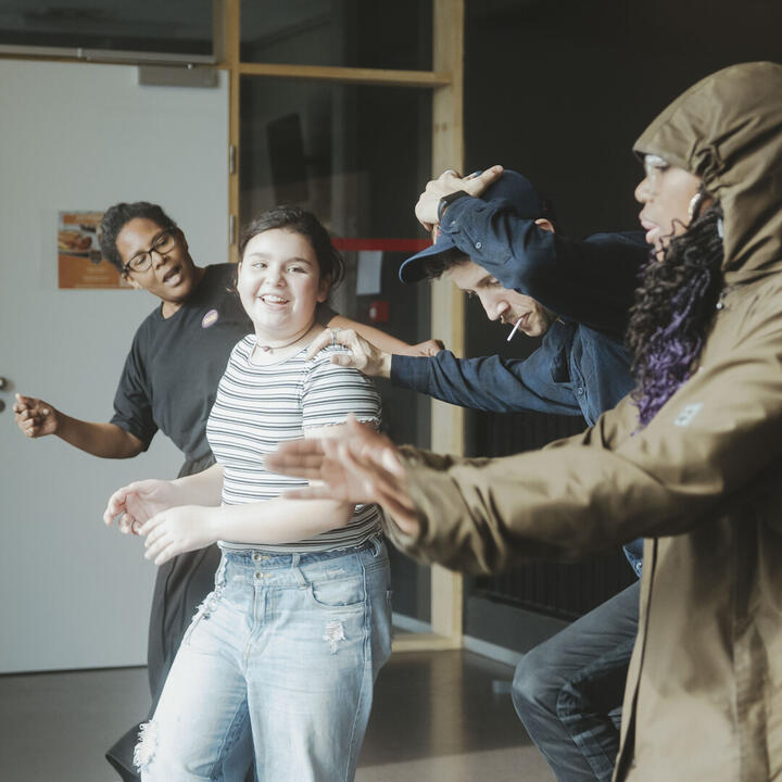 4 dansende kinderen