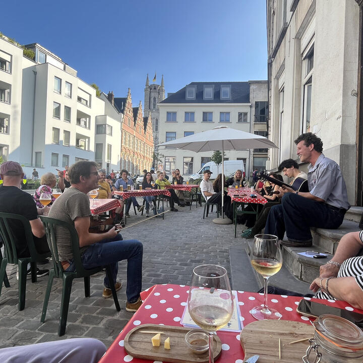 Aangenaam terras op rustig pleintje met toffe muzikanten