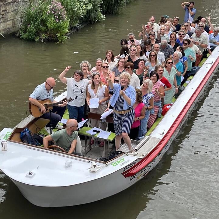 Een zingende boot door het centrum van Gent