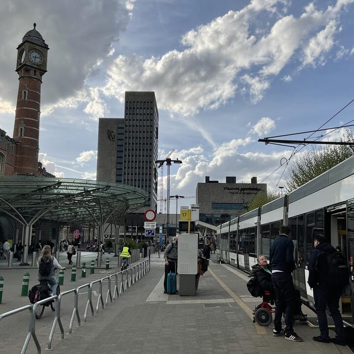 Beeld van Gent-Sint-Pieters met Lovelingtoren