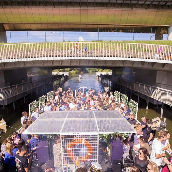 Party boot boottocht met DJ's aan dek