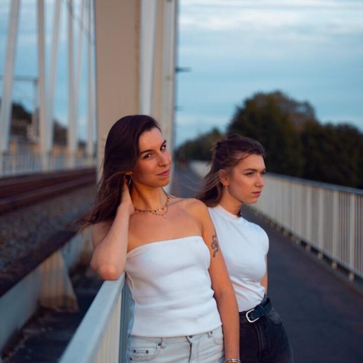 2 knappe vrouwen op een brug