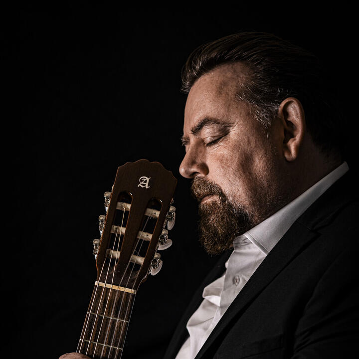 Jeron Dewulf met gitaar