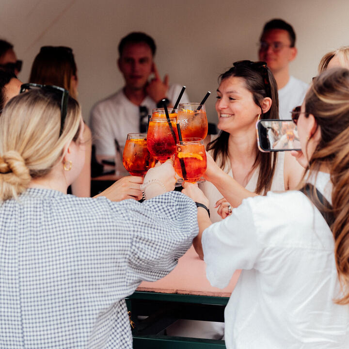 Apéro'en op het terras van PUBLIKA met zicht op de stadshal