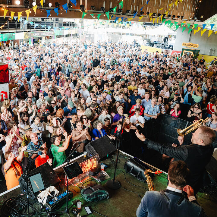 Mardi Gras Apero-Concert met Adam Hall & The Velvet Playboys (AUS)
