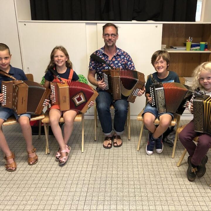 wim claeys en vier kinderen, allemaal met accordeon