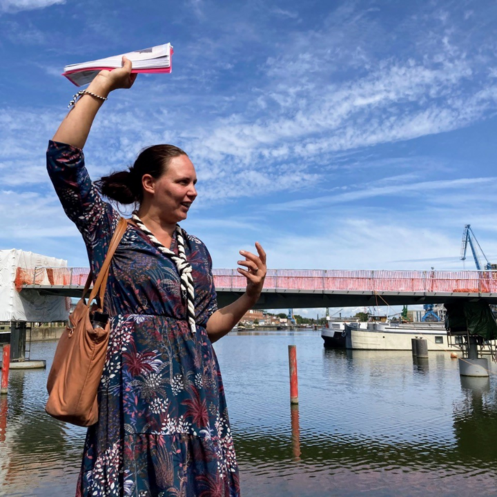 Tina De Gendt, curator van de STAMexpo De Poorten, geeft een rondleiding in een van de Gentse poortwijken.