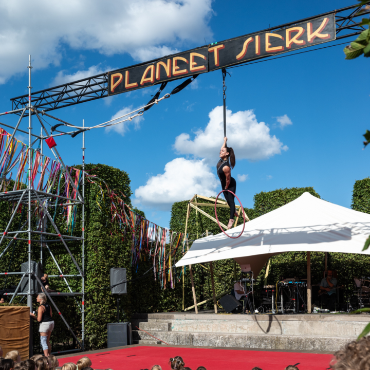 acrobaat aan aerial hoop