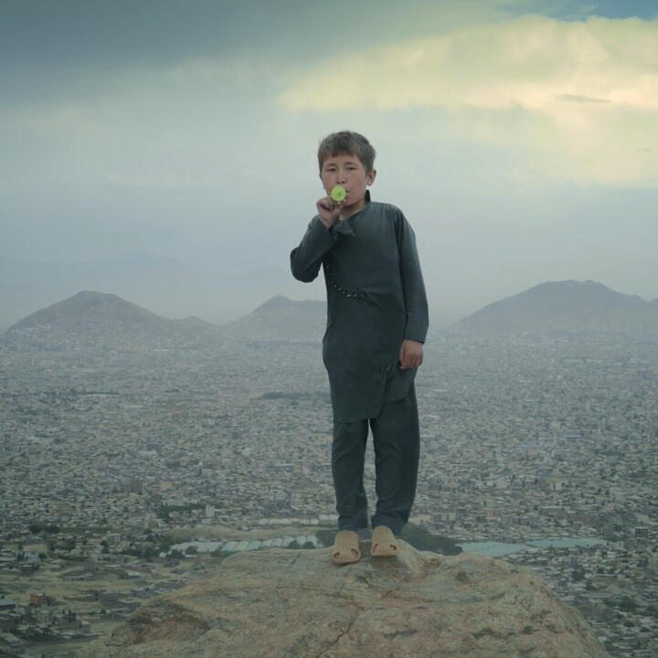 fragment uit de video-installatie van Aziz Hazara