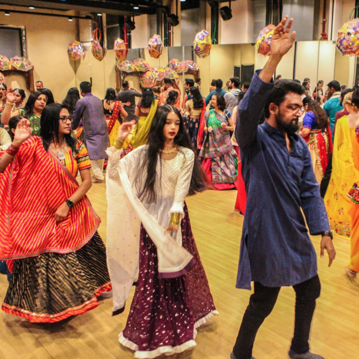 indische mensen in kleurrijke kleren aan het dansen