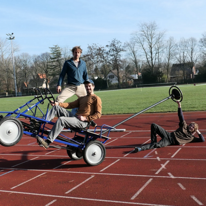 2 mannen op een go-cart en 1 op de grond
