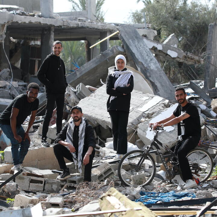 5 muzikanten tussen de ruines in Gaza