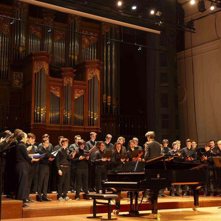 Vocaal à la carte zangers op het podium van MIRY Concertzaal