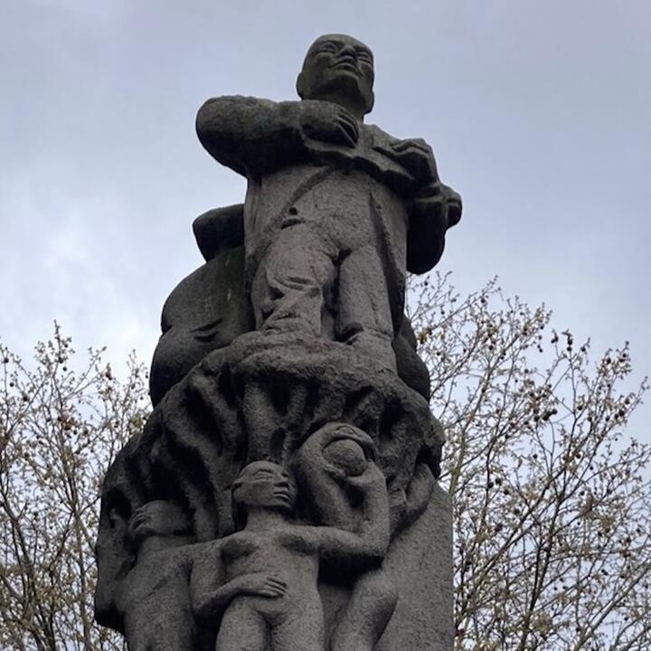 Zuil Walter De Buck aan de Sint-Jacobskerk