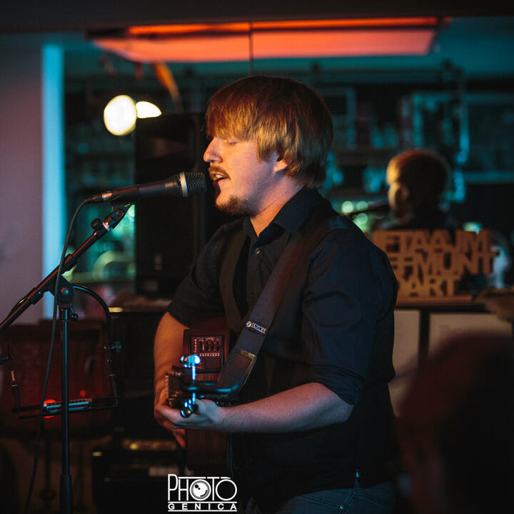 Jim Cain (Michiel Vaernewyck) is een Gentse singer-songwriter. Jaren geleden raakte hij in de ban van helden als Bob Dylan, Bruce Springsteen, Van Morrison, Joni Mitchell, Jackson Browne en Luka Bloom, maar heeft vandaag vooral zijn eigen meeslepende muzikale verhalen te vertellen...  ​