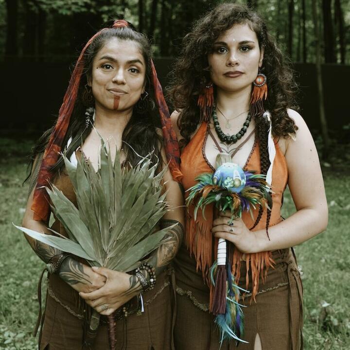 twee mexicaanse vrouwen met natuurlijke versiering, bladeren en veren